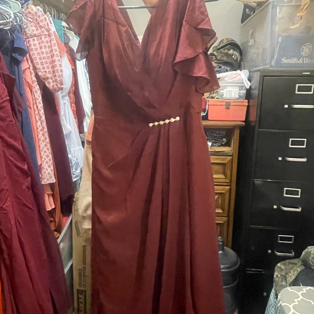Elegant Burgundy Evening Dress